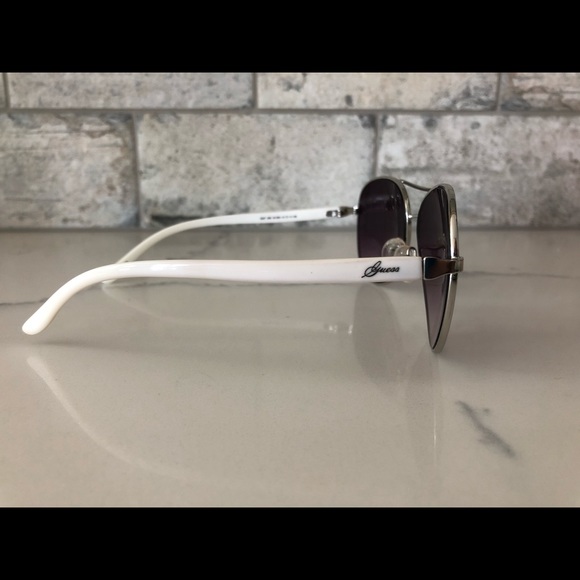 GUESS Aviator Sunglasses with hard case - Picture 3 of 7